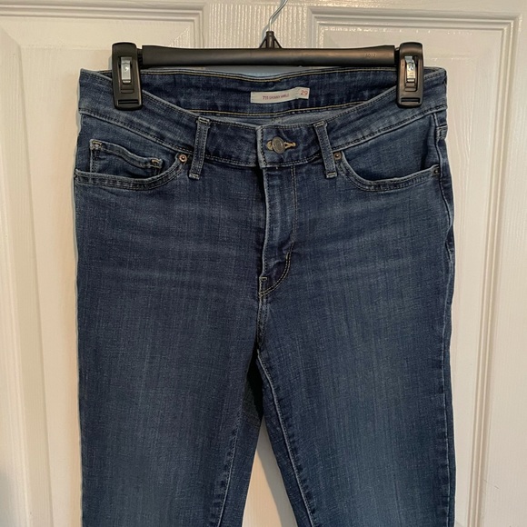 Dark Wash Levi Jeans - Picture 3 of 4